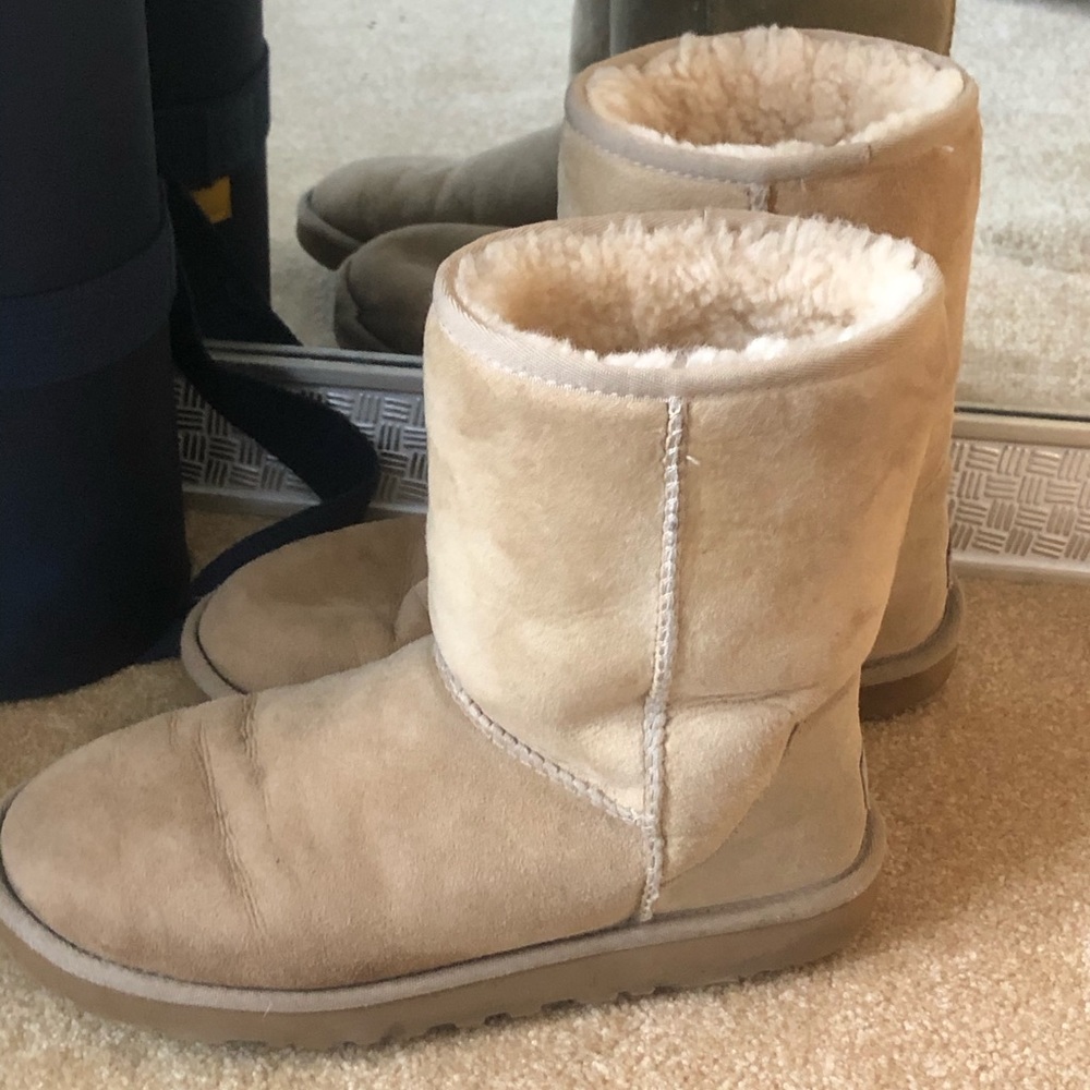 UGG Australia short beige/tan boots Size 8 woman’s
